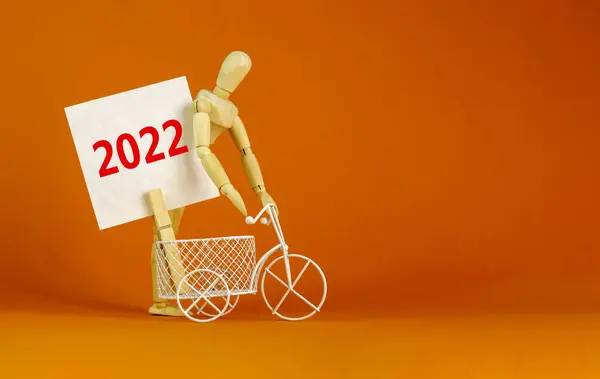 2022年快乐新年的象征 木制衣针 白色纸2022号 微型自行车模型 漂亮的橙色背景 复制空间 商务与2022年快乐新年理念 — 图库照片