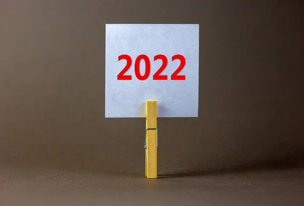 2022 Новым Годом Символ Деревянная Прищепка Белый Лист Бумаги Номером — стоковое фото