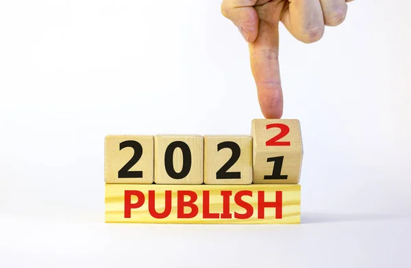 2022年的规划符号发布新年 商人转动一个木制立方体 2021年出版 2022年出版 漂亮的白色背景 复制空间 2022年商业 发表概念 — 图库照片