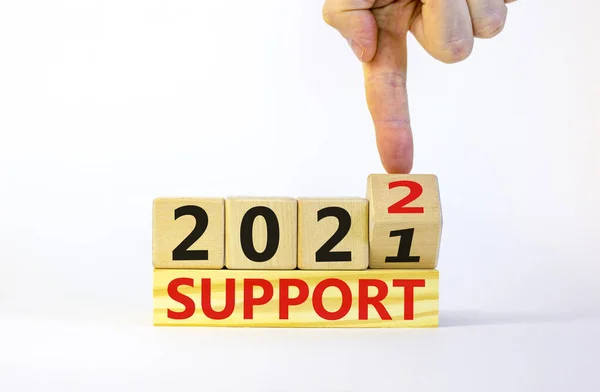 Symbol Planowania 2022 Wsparcie Nowego Roku Biznesmen Zamienia Drewnianą Kostkę — Zdjęcie stockowe