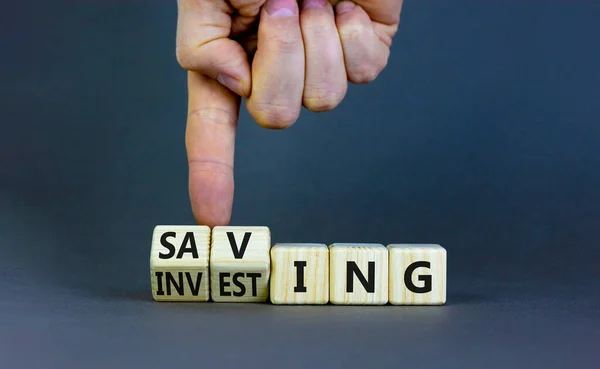 Salvando Investindo Símbolo Empresário Transforma Cubos Muda Palavra Investir Para — Fotografia de Stock