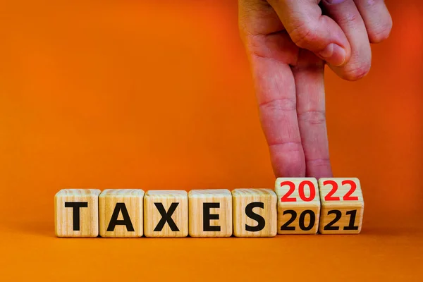 2022 Impuestos Símbolo Año Nuevo Hombre Negocios Convierte Cubos Madera — Foto de Stock