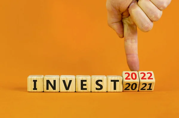 2022 Investir Símbolo Ano Novo Empresário Transforma Cubos Madeira Muda — Fotografia de Stock