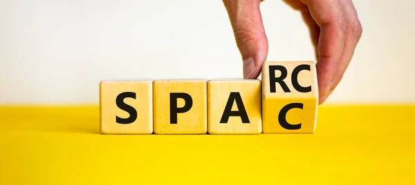 Sparc 特殊目的收购权公司的标志 Sparc Spac 字样的立方体 背景为漂亮的白色 复制空间 Business Sparc Special — 图库照片