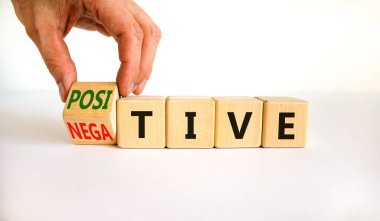 Pozitif ya da negatif sembol. İşadamı tahta küpü değiştiriyor, 'negatif' kelimesini 'pozitif' yapıyor. Güzel beyaz masa, beyaz arka plan, kopyalama alanı. İş, pozitif ya da olumsuz kavram.