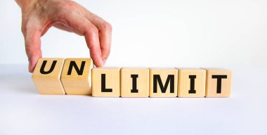 Sınırsız veya limitsiz sembol. İş adamı küplere dönüşür, kelimeleri 'sınır tanımaz' a çevirir. Güzel beyaz masa, beyaz arka plan, kopyalama alanı. İş, sınır veya sınırsız kavram.
