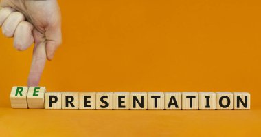 Sunum sembolü. İş adamı küplere dönüşür, kelime sunumunu temsilciliğe çevirir. Güzel turuncu arkaplan, kopyalama alanı. İş, sunum veya temsil kavramı.