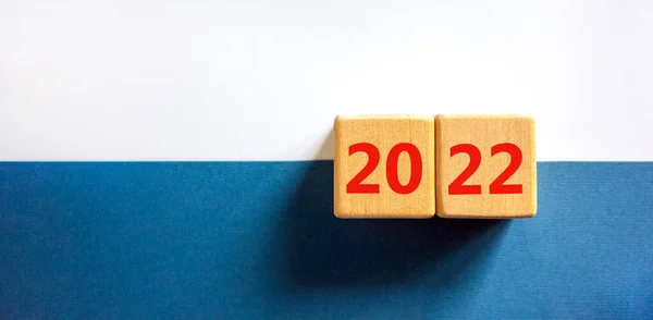 2022年快乐新年的象征 木制立方体象征着2021年到2022年的变化 漂亮的白色和蓝色背景 复制空间 商务与2022年快乐新年理念 — 图库照片