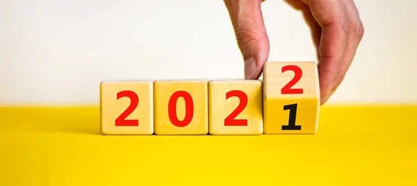 2022 Símbolo Feliz Ano Novo Empresário Transforma Cubo Simbolizar Mudança — Fotografia de Stock
