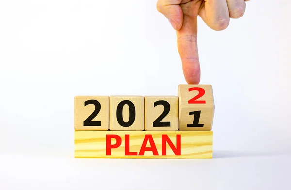 2022 Planejar Símbolo Ano Novo Empresário Transforma Cubo Madeira Muda — Fotografia de Stock