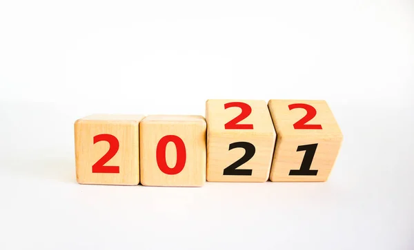 2022年快乐新年的象征 变成立方体 象征2021年到2022年的变化 漂亮的白色背景 复制空间 商务与2022年快乐新年理念 — 图库照片