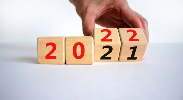 Szczęśliwego Nowego Roku 2022 Biznesmen Zamienia Kostki Symbolizując Zmianę 2021 — Zdjęcie stockowe