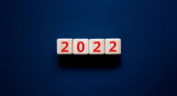 2022年快乐新年的象征 木制立方体象征着2021年到2022年的变化 漂亮的黑色背景 复制空间 商务与2022年快乐新年理念 — 图库照片
