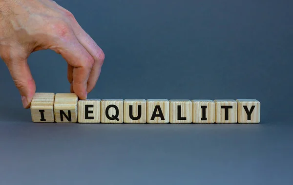 平等または不平等のシンボル ビジネスマンは木製の立方体を回し 言葉の不平等を平等に変更します 美しい灰色の背景 心理学 ビジネスと平等または不平等の概念 スペースのコピー — ストック写真