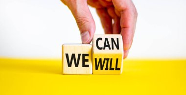 Sembolize edebiliriz ve edeceğiz. İş adamı küpü çevirir ve kelimelerimizi istediğimiz gibi değiştiririz. Güzel beyaz ve sarı arka plan, kopyalama alanı. İş, motivasyon ve konsept yapabiliriz ve yapacağız..