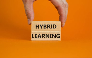 Melez öğrenme sembolü. Güzel bir turuncu arka planda tahta bloklarda 