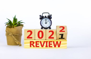 2022 Yeni Yıl Sembolü. Çalar saat. Tahta bir küp yaptı, 'İnceleme 2021' i 'İnceleme 2022' olarak değiştirdi. Güzel beyaz arka plan, kopyalama alanı. İş, 2022 Yeni Yıl Konsepti.