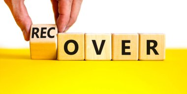 Sembolü kurtarma zamanı. İşadamı tahta küpü değiştiriyor ve 