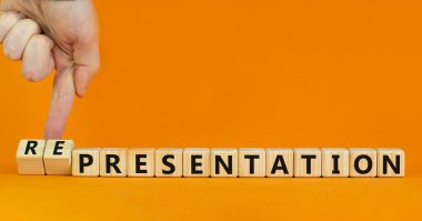 Sunum sembolü. İş adamı küplere dönüşür, kelime sunumunu temsilciliğe çevirir. Güzel turuncu arkaplan, kopyalama alanı. İş, sunum veya temsil kavramı.