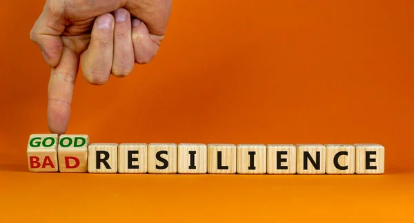 Símbolo Buena Mala Resiliencia Empresario Convierte Cubos Madera Cambia Palabras —  Fotos de Stock