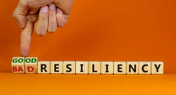 Símbolo Buena Mala Resiliencia Empresario Convierte Cubos Madera Cambia Palabras —  Fotos de Stock