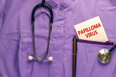 Papilloma virüsü sembolü. Tıbbi üniforma, üzerinde Papilloma virüsü, metal kalem ve stetoskop yazan beyaz kart. Tıbbi ve papilloma virüsü kavramı.