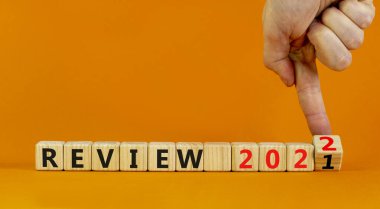 2022 Yeni Yıl Sembolü. İşadamı ahşap küpleri değiştiriyor ve 