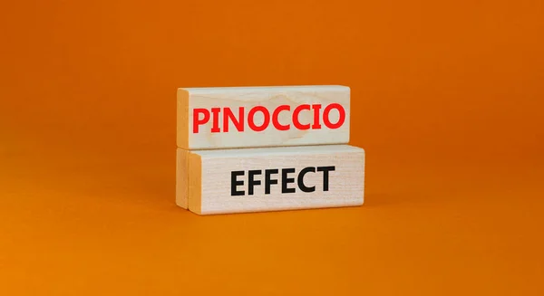 Pinoccio Effekt Symbol Konceptord Pinoccio Effekt Träklossar Vacker Orange Bakgrund — Stockfoto