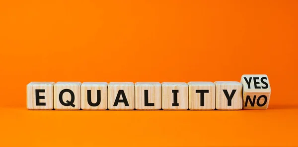 平等の象徴 木製の立方体になって という言葉を 平等はい に変更した 美しいオレンジの背景 ビジネスと平等の概念 コピースペース — ストック写真