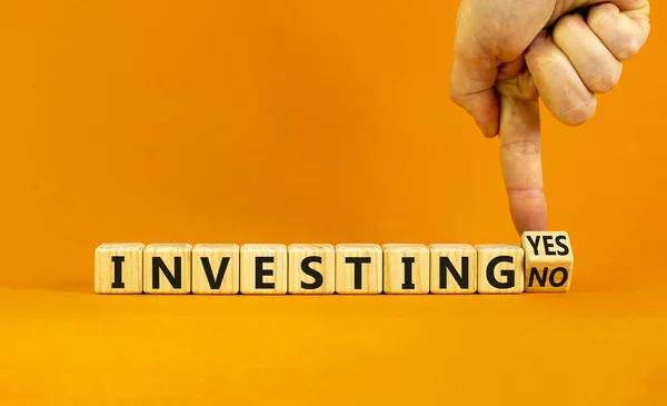 Investir Sim Não Símbolo Empresário Transforma Cubo Madeira Muda Palavras — Fotografia de Stock