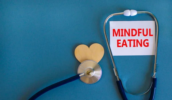 Pamiętający Symbol Jedzenia Biała Karta Słowami Mindful Jedzenia Piękne Niebieskie — Zdjęcie stockowe