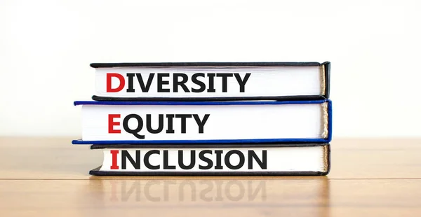 Dei 多様性 公平性 包含シンボル 単語Dei 多様性 公平性 美しい木製のテーブル 白い背景に含まれる本 ビジネス — ストック写真