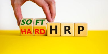 HRP, insan kaynakları planlama sembolü. İşadamı ahşap küpleri değiştirip sert HRP 'yi yumuşak HRP' ye çeviriyor. Güzel beyaz arka plan. İş, HRP, insan kaynakları planlaması. Boşluğu kopyala.