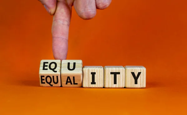 Символ Справедливості Рівності Бізнесмен Перетворює Дерев Яні Кубики Змінює Слово — стокове фото