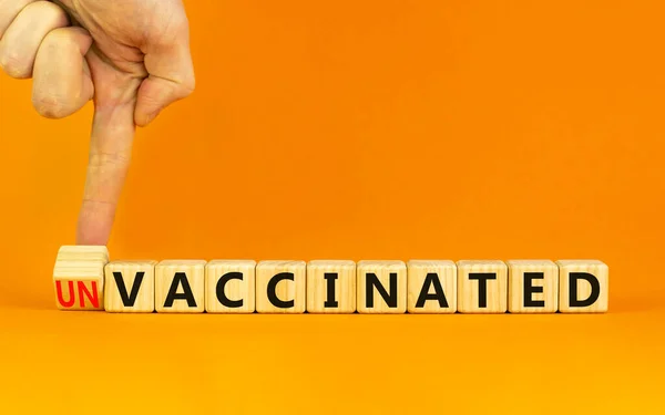 Símbolo Vacunado Vacunado Médico Convierte Cubo Madera Cambia Las Palabras — Foto de Stock