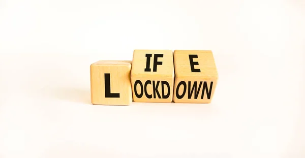 Livet Med Låsningssymbol Förvandlade Träkuber Och Ändrade Orden Lockdown Till — Stockfoto