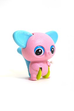 Beyaz arka planda izole edilmiş gölge yansımalı gül hayvan oyuncağı. Gökkuşağı renkli plastik oyuncak. Serçe parmak şirin.