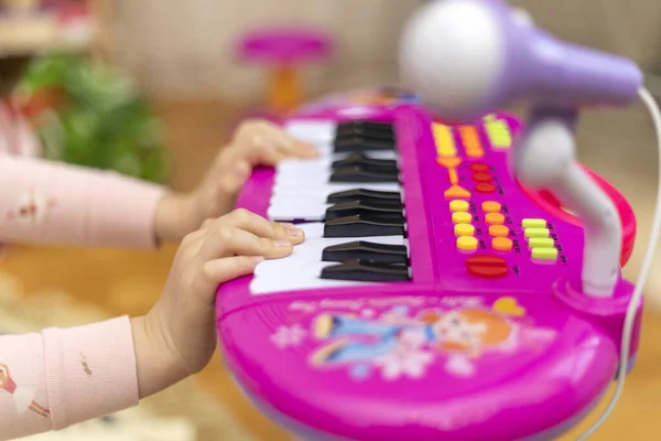 Mãos Pequenas Uma Criança Tocando Piano Crianças Tocam Música — Fotografia de Stock