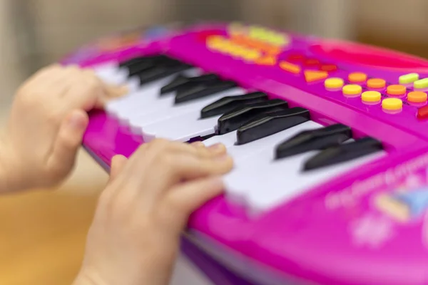 Kleine Handen Van Een Kind Dat Piano Speelt Kinderen Spelen — Stockfoto