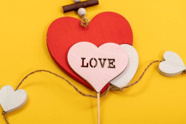 Kırsal ahşap sevgililer günü kırmızı kalbi sarı arka planda. Tahtada aşk, Sevgililer Günü konsepti.