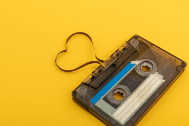 Sarı arka plandaki ses kaseti. Film şekillendiren kalp, sevgililer günü kartı. Boş boşluk.