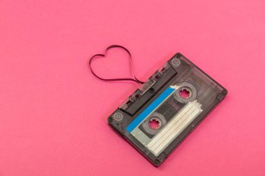 Rose Backgound 'un ses kaseti. Film şekillendiren kalp, sevgililer günü kartı. Boş boşluk.