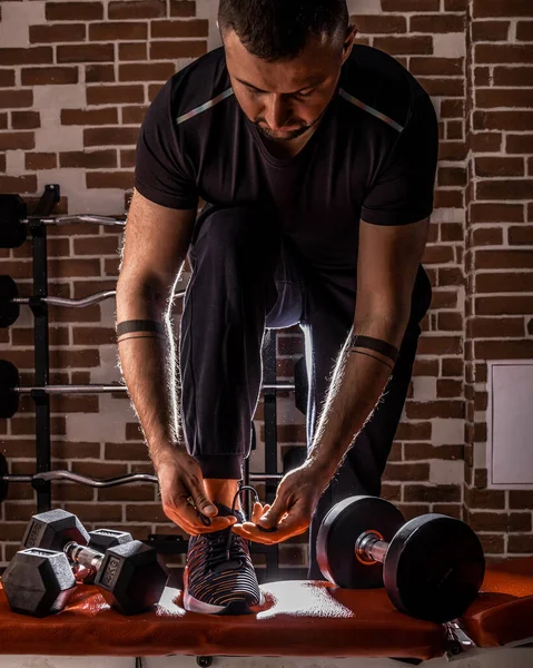 Fitness Motivatie Spiertraining Concept Man Sneakers Die Schoenveters Strikken Zonlicht — Stockfoto