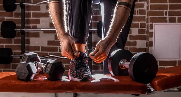 Fitness Motivation Und Muskeltraining Konzept Mann Turnschuhen Bindet Schnürsenkel Sonnenlicht — Stockfoto