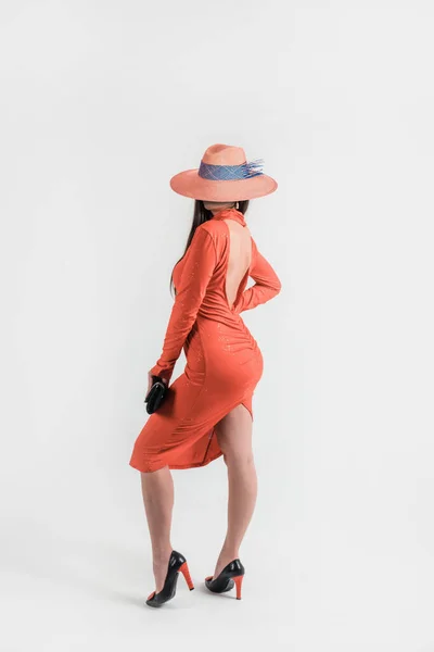 Υψηλής Μόδας Πορτρέτο Της Κομψής Γυναίκας Καπέλο Και Φόρεμα Studio — Φωτογραφία Αρχείου