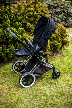 Budapeşte, Macaristan - 18 Nisan 2021: Cybex Priam Black bebek arabası veya parkta bebek arabası. Bebek arabası koltuğu. Resmi yumuşak odak ile kapat.