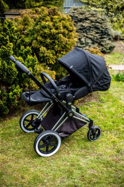 Budapeşte, Macaristan - 18 Nisan 2021: Cybex Priam Black bebek arabası veya parkta bebek arabası. Bebek arabası koltuğu. Resmi yumuşak odak ile kapat.