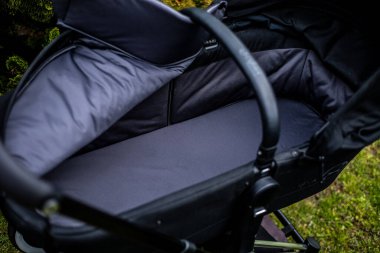 Budapeşte, Macaristan - 18 Nisan 2021: Cybex Priam Black bebek arabası veya parkta bebek arabası. Bebek arabası koltuğu. Resmi yumuşak odak ile kapat.