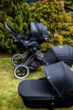 Budapeşte, Macaristan - 18 Nisan 2021: Cybex Priam Black bebek arabası veya parkta bebek arabası. Bebek arabası koltuğu. Resmi yumuşak odak ile kapat.