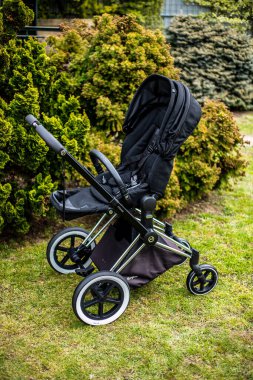 Budapeşte, Macaristan - 18 Nisan 2021: Cybex Priam Black bebek arabası veya parkta bebek arabası. Bebek arabası koltuğu. Resmi yumuşak odak ile kapat.